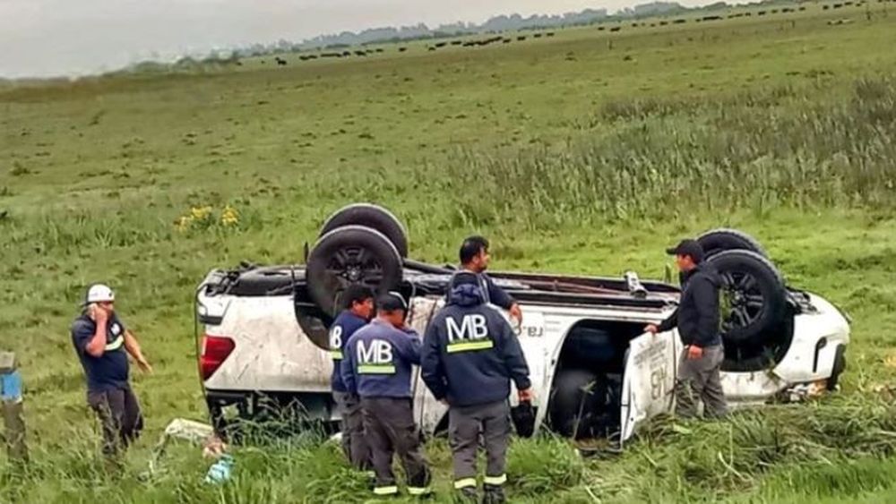 La camioneta quedó tumbada por completo en la banquina. (0223)