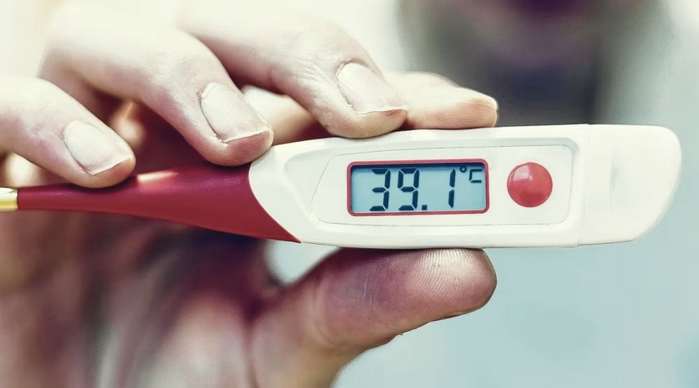 El cuadro clínico inicia con la aparición repentina de fiebre, generalmente mayor a 39°, que suele durar menos de una semana. El cuadro clínico inicia con la aparición repentina de fiebre, generalmente mayor a 39°, que suele durar menos de una semana.