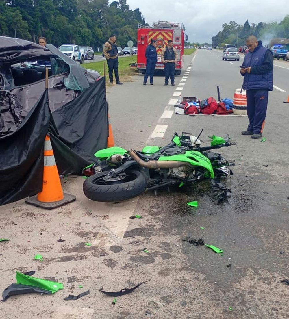 La moto y el auto que protagonizaron el siniestro en la ruta 2, en La Plata.
