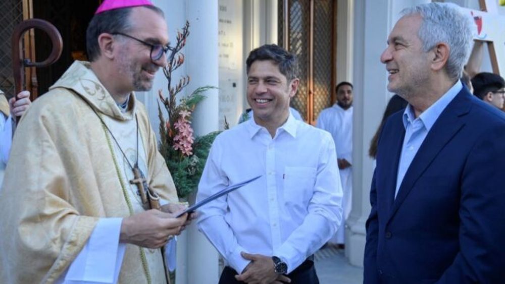 El gobernador Axel Kicillof, junto al intendente Julio Alak, en la asunción de monseñor Gustavo Oscar Carrara.