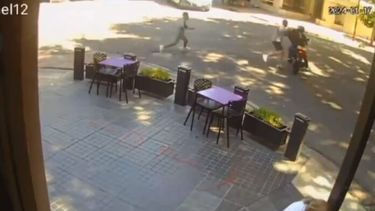 El robo de motochorros en Lanús. (Captura TV)