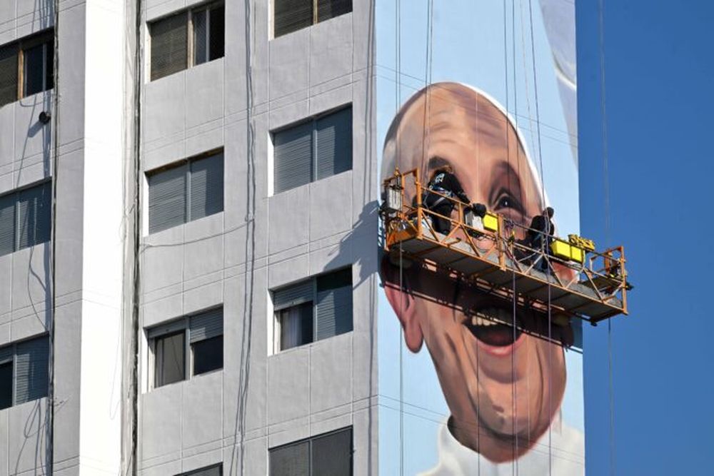 El artista Martín Ron en pleno trabajo, realizando el mural más grande del mundo en homenaje al papa Francisco. (Municipalidad de La Plata) El artista Martín Ron en pleno trabajo, realizando el mural más grande del mundo en homenaje al papa Francisco. (Municipalidad de La Plata)