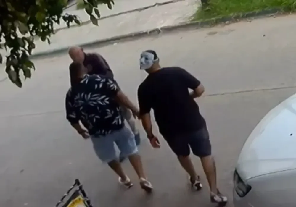 Un momento de la discusión que terminó en tragedia. (Captura de video)