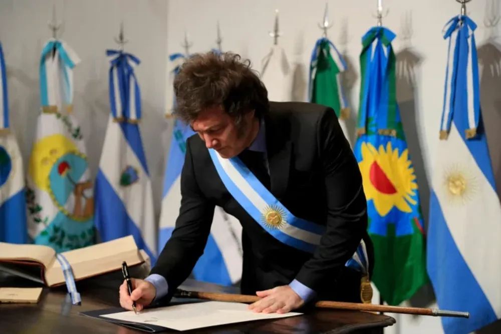 Milei, el año pasado en Tucumán,cuando firmó el Pacto de Mayo.