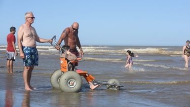 Noctiluca ofrece carpas gratuitas, rampas, sillas anfibias y personal especializado.