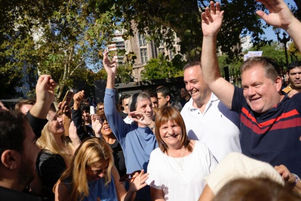 Patricia Bullrich de recorrida con dirigentes de LLA.
