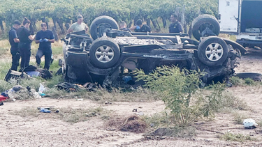 Una familia volcó en la ruta 7, de regreso a Mendoza, luego de sus vacaciones en la Costa Atlántica. (Diario Uno)