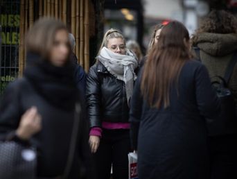 Personas portan ropa abrigadora mientras caminan por una calle durante una ola de frío. (Xinhua/Martín Zabala) Personas portan ropa abrigadora mientras caminan por una calle durante una ola de frío. (Xinhua/Martín Zabala)
