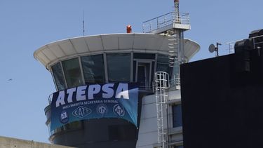 La bandera de ATEPSA, el gremio que realiza las huelgas, en una torre de control de Ezeiza.