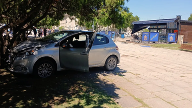El conductor de un auto se descompensó y chocó en Plaza Moreno. El hombre murió al sufrir un infarto.