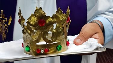 La corona de la imagen de María Rosa Mística, recuperada. (Facebook)