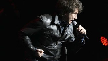 En el Movistar Arena, Milei presentó su libro y apuntó contra los “kuka tira piedras al interpretar la canción Dame fuego, de Sandro.