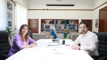 Kreplak y la intendenta de Pellegrini, Sofía Gambier. Una conversación sobre un tema clave: el costo de sostener los hospitales municipales.