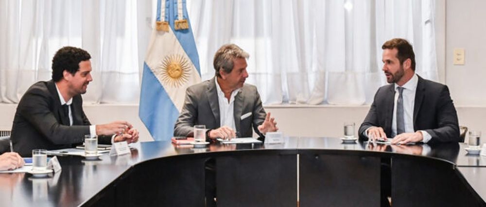 Mercedes Benz invertirá 110 millones de dólares en Zárate. - Economía -