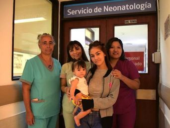 Saira y su hija, la pequeña Amely, con tres de las enfermeras salvadoras de Bahía Blanca: Fabiana Castillo, Carolina Cari y Luciana Marrero. Saira y su hija, la pequeña Amely, con tres de las enfermeras salvadoras de Bahía Blanca: Fabiana Castillo, Carolina Cari y Luciana Marrero.