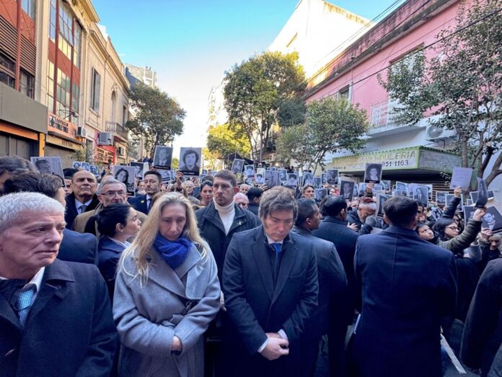 Javier y Karina Milei en el acto por el atentado de la Amia. (Presidencia)