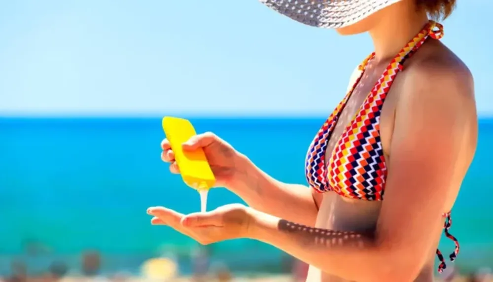 El uso correcto de protector solar diariamente como así también la protección con ropa adecuada, sombreros y lentes de sol.