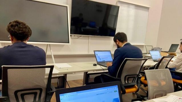 Personas haciendo un examen.