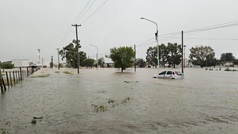 Bahía Blanca colapsó con el temporal que se descargó este viernes. (Rodrigo García/LaNueva)