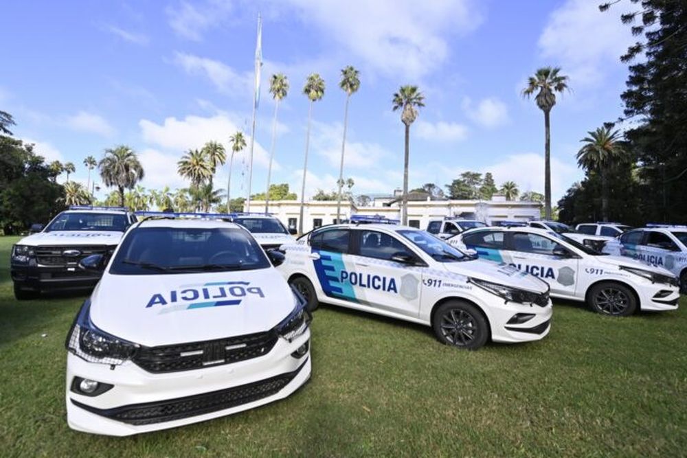 Una serie de patrulleros de la Policía bonaerense.