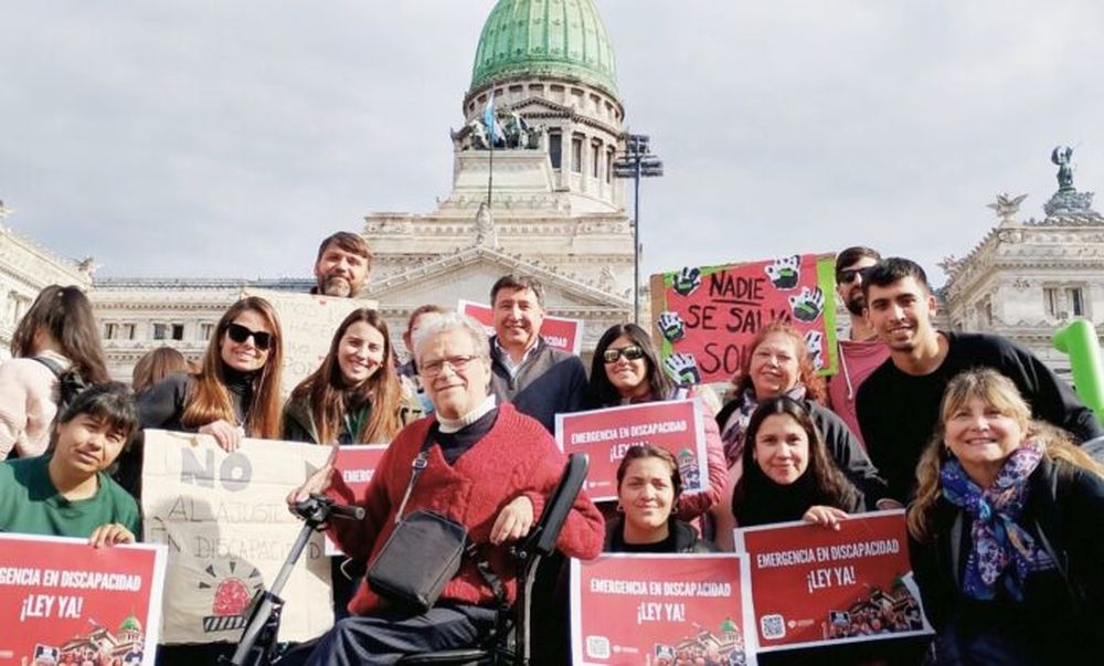 Fuerte reclamo de personas con discapacidad y sus familias frente el Congreso de la Nación.