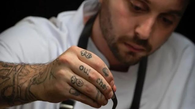 Nicolás Vázquez, el chef de Azul, en acción.