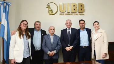 Los jefes comunales del sur bonaerense con el presidente de la Unión Industrial de Bahía Blanca, Gustavo Elías.&nbsp;