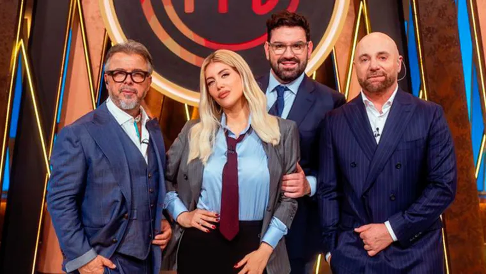 Donato de Santis, Damián Betular y Germán Martitegui, los jurados de MasterchefCelebrity, y Wanda Nara, la conductora del programa.
