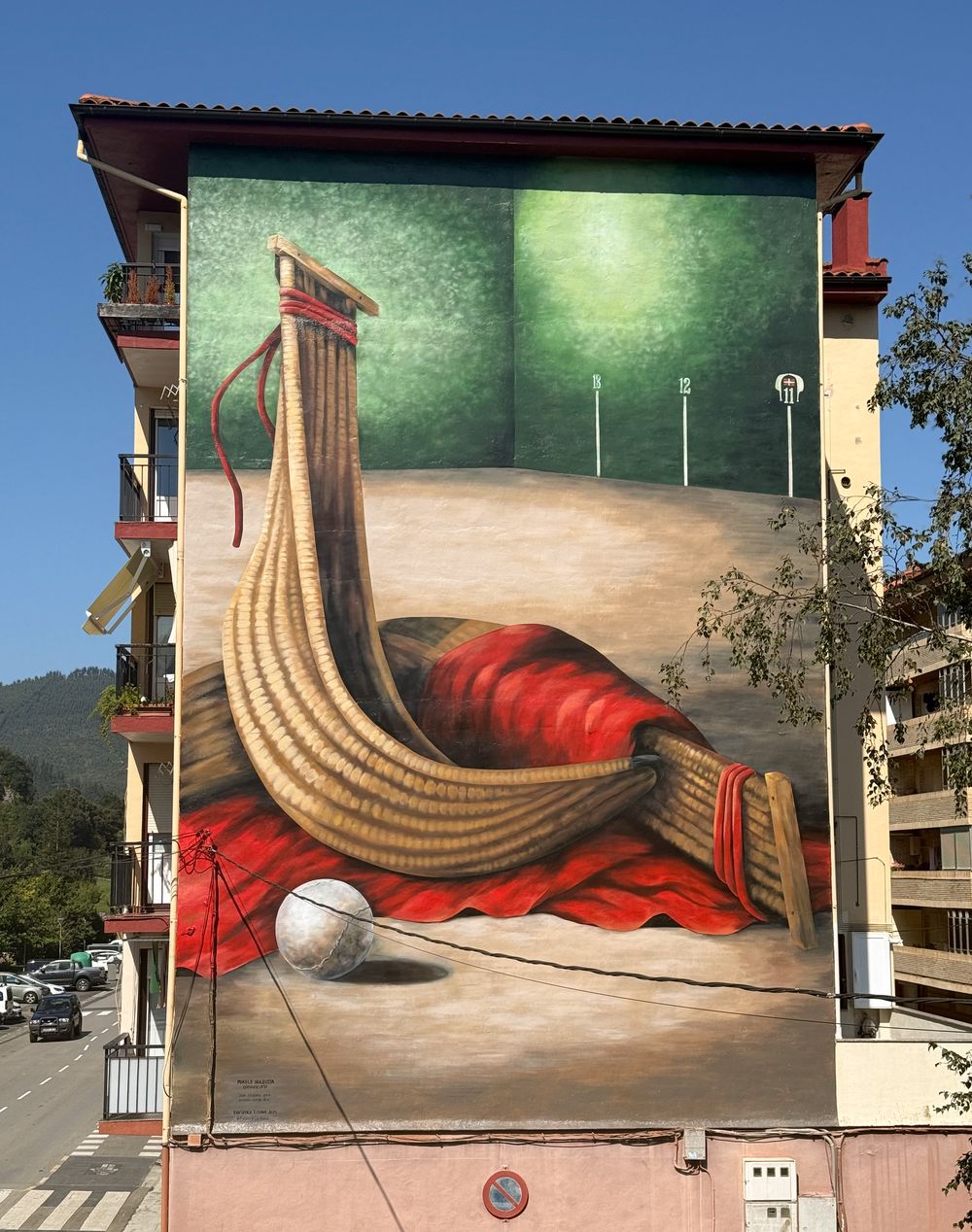 Cesta Punta ocupa la pared de un edificio de seis plantas en Markina-Xemein, localidad cercana a Bilbao.