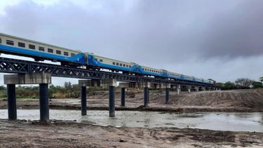 Un tren recorriendo las vías del país.