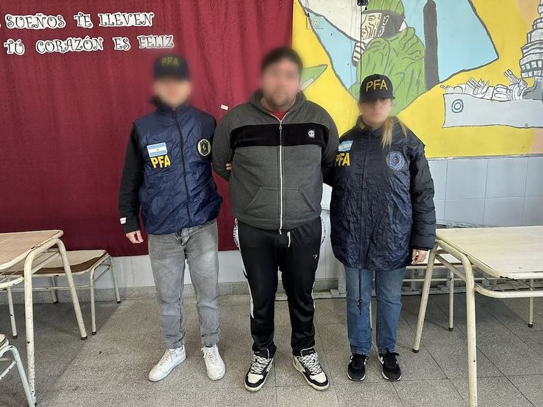 Un detenido cuando fue a votar. 