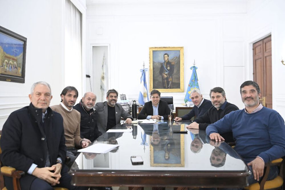 Kicillof con intendentes de la región de la capital provincial.
