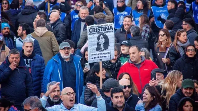 Asistentes al “Cristinazo” en contra de la “proscripción” de la expresidenta en Plaza de Mayo. (NA)