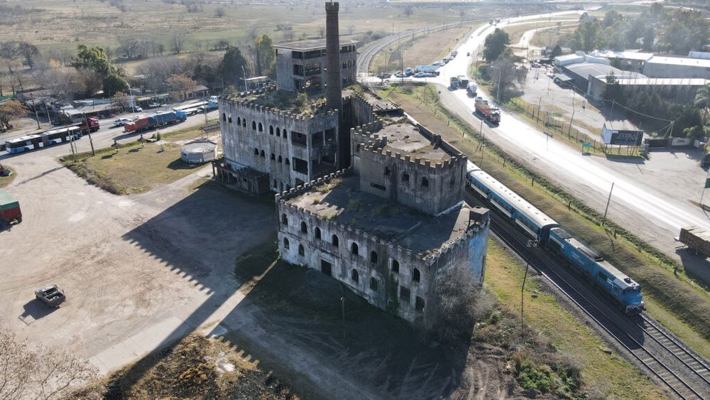 El Castillo de Cañuelas (exfábrica Finaco) se ubica en el cruce de las rutas 3 y 205. El Castillo de Cañuelas (exfábrica Finaco) se ubica en el cruce de las rutas 3 y 205.