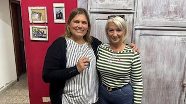 Alejandra Género (derecha), presidenta de la Sociedad de Protección a la Infancia de la localidad bonaerense de Balcarce, y Marisa Benaduche (izquierda), empleada del lugar, son investigadas por coacción y amenazas.&nbsp;