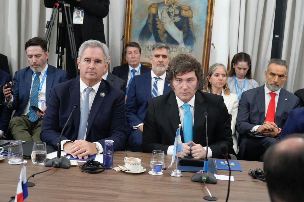 Milei junto al canciller Pablo Quirno, en la reunón del Mercosur.&nbsp;