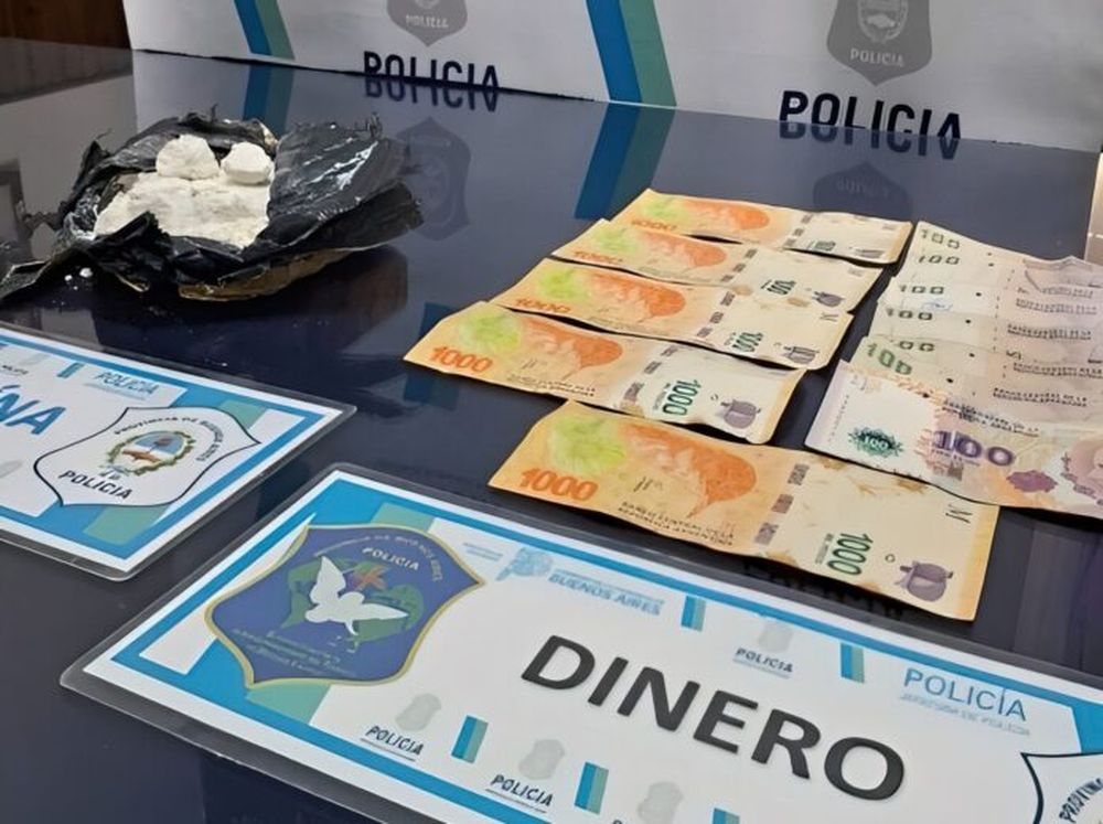 La droga y el dinero secuestrados en Benito Juárez. (Policía Bonaerense)