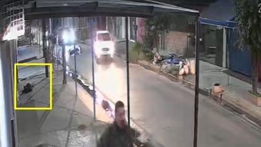 un policia de la ciudad creyo que le estaban robando, disparo 17 veces y mato a una mujer