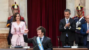 Martín Menem y Victoria Villarruel detrás del presidente Javier Milei.