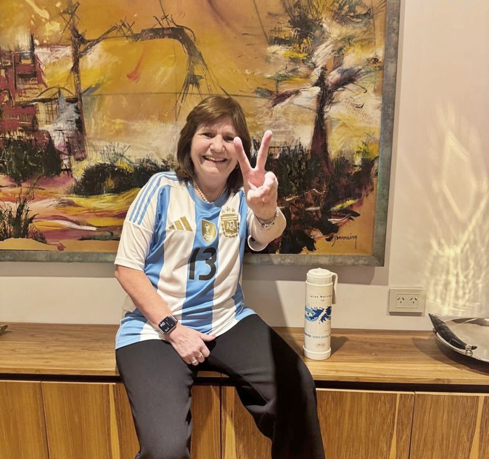 La exministra de Seguridad y legisladora por La Libertad Avanza, Patricia Bullrich, posteó una foto con un gesto llamativo, alusivo a la victoria, vistiendo la albiceleste con el número 13, que usa Cristian Cuti Romero.&nbsp;
