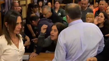 La concejala Clarisa Armando, a la izquierda, es agredida en el recinto del HCD de Villa Gesell.