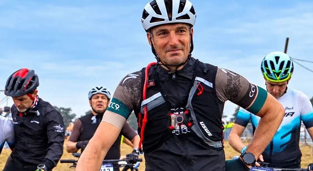 Lionel Scaloni cambia el fútbol por el ciclismo.