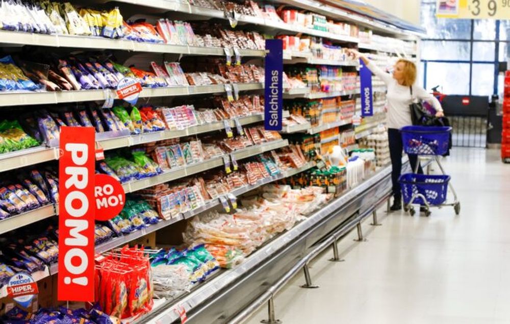 Una mujer haciendo las compras en un supermercado. (Archivo)