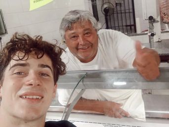 Franco Colapinto y el carnicero de Giles.