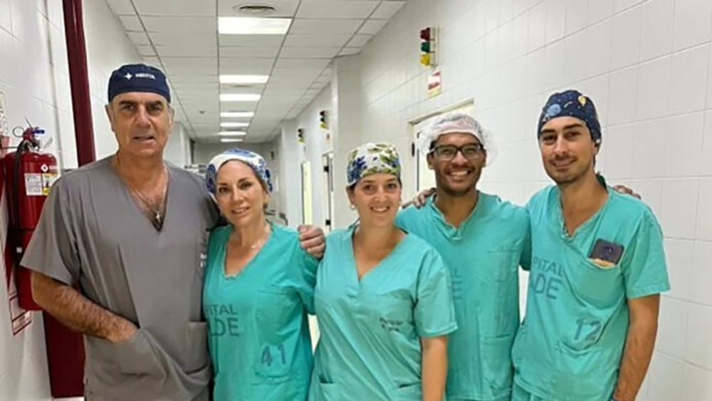 El equipo que estuvo al frente de la primera intervención de masculinización del tórax en el hospital Wilde. - Ministerio de Salud PBA -