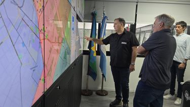 El ministro de Seguridad bonaerense, Javier Alonso, en un CATE 911.