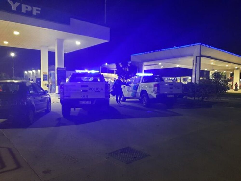 La detención de los policías federales se produjo en la estación de servicio YPF de ruta 3. - La Voz del Pueblo de Tres Arroyos -