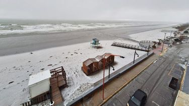 Una postal impensada de la localidad de Monte Hermoso: la playa vestida de nieve.