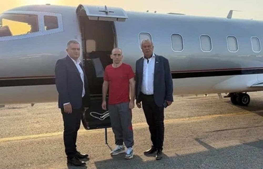 Nahuel Gallo, al pie del avión que lo lleva a Buenos Aires. Junto a él, Luciano Nakis y Fernando Isla Casares, dirigentes de la AFA.