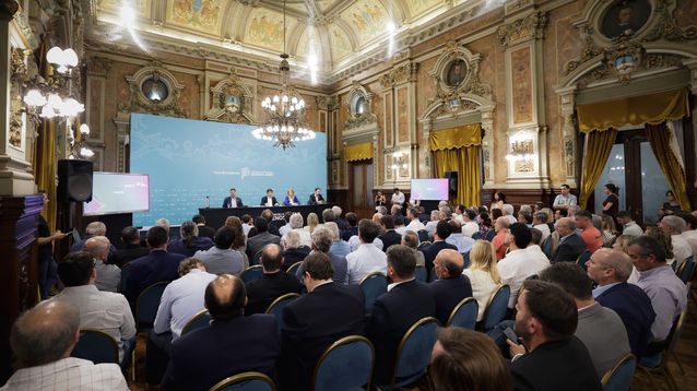 Kicillof, junto a Bianco, Magario y López, ante intendentes en el Salón Dorado de Gobernación.&nbsp;